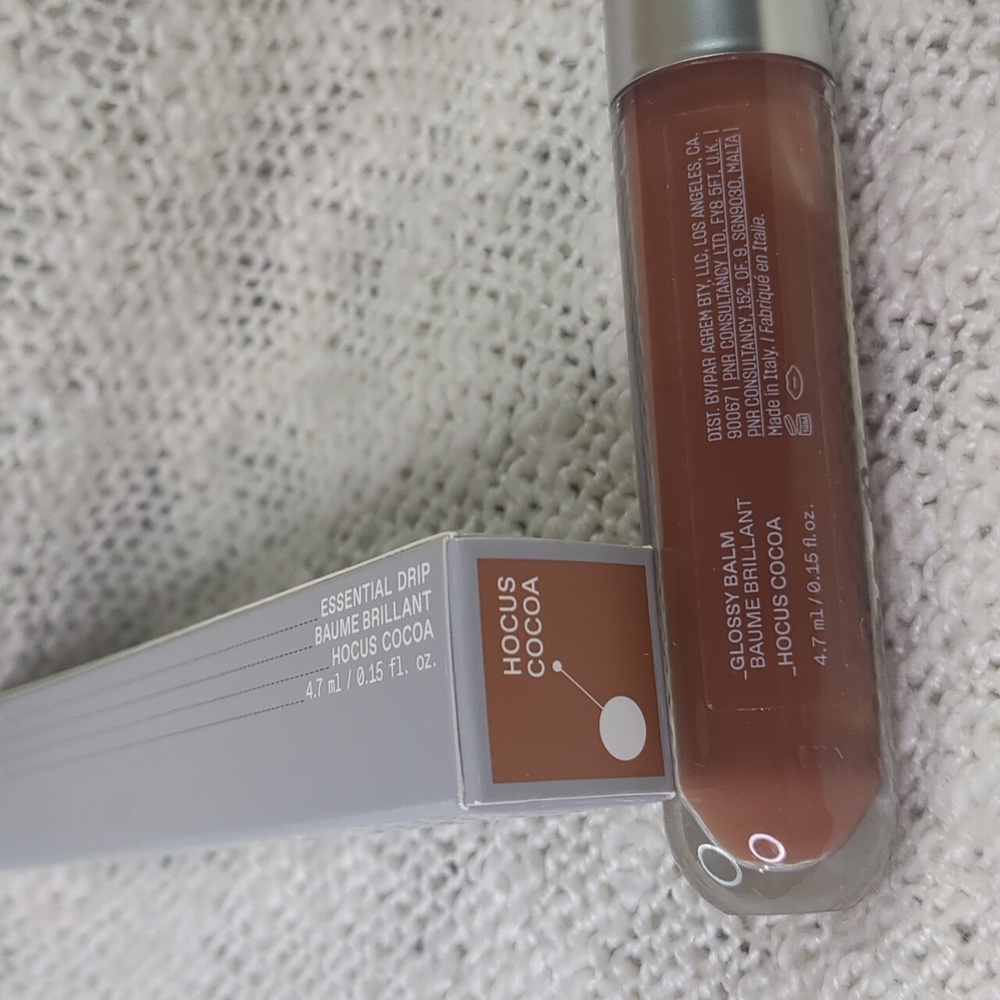R.E.M. Beauty Hocus Cocoa Essential Drip Glossy Balm, 4.7ml/0.15fl oz - Picture 3 of 11
